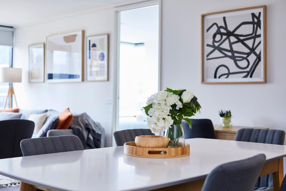 Apartment 2 Bdrm 2 Bthrm With Parking In Cbd Melbourne