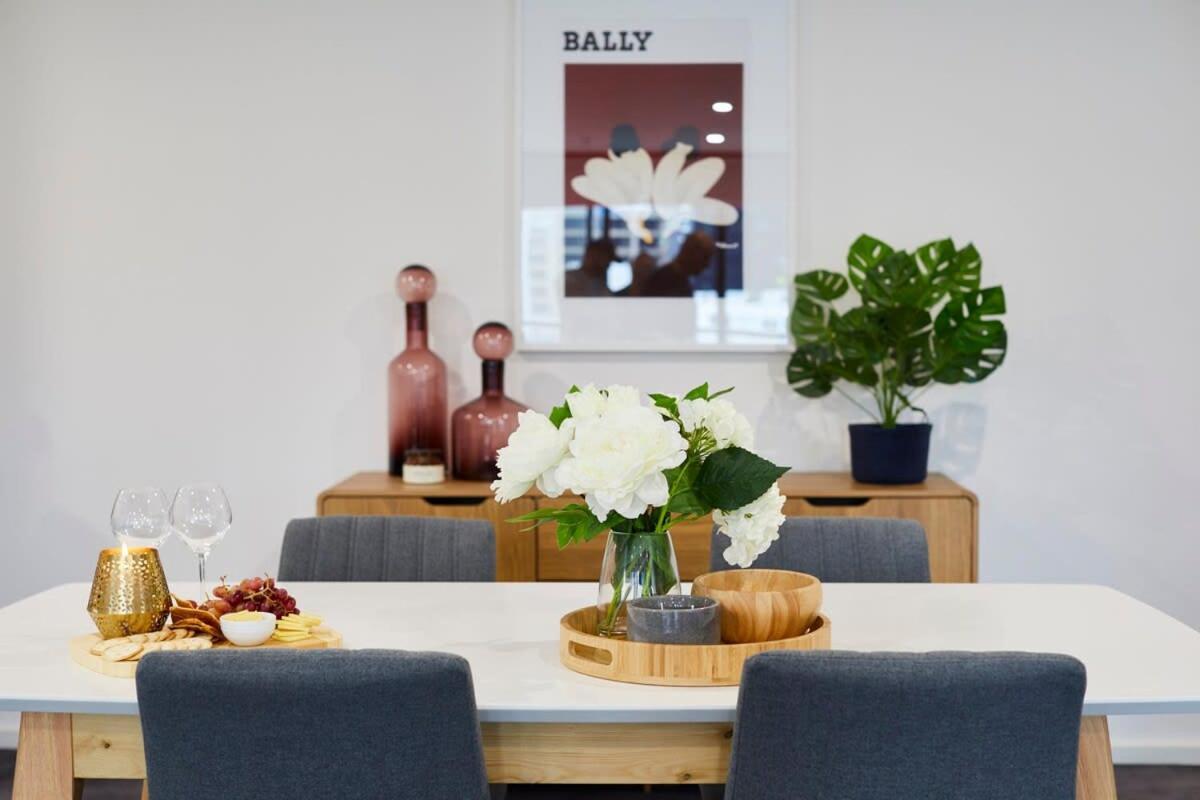 2 Bdrm 2 Bthrm With Parking In Cbd Apartment Melbourne